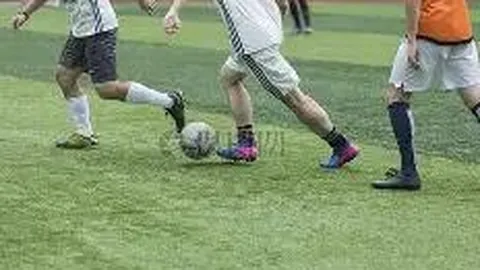 “凌晨四点热干面，夜幕下踢汉超：38岁面馆老板生活不息，热爱不停歇”